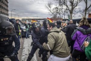 Ook in Spanje boerenprotesten: tractors rijden door Madrid