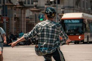 Zelfs onze taal heeft een hekel aan linkshandigen